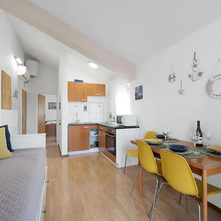 1 Bedroom Amazing In Apartmán Pirovac