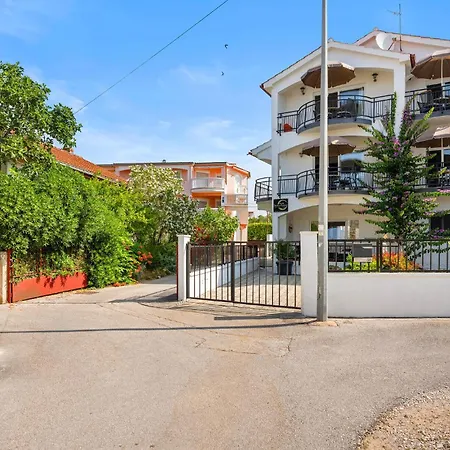 Appartement 1 Bedroom Amazing In Pirovac